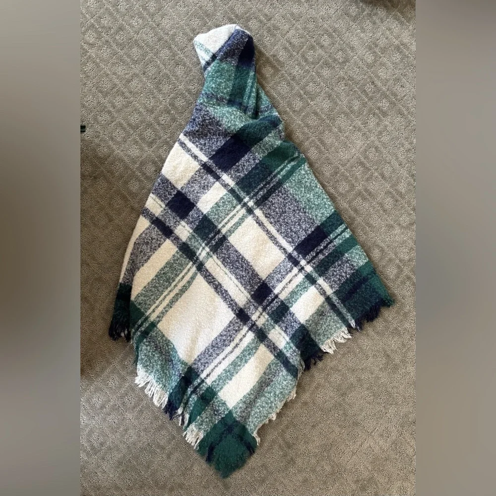 NWT Women’s Vince Camuto Plaid Hooded Poncho w/ Fringe Shawl One Size Open Knit